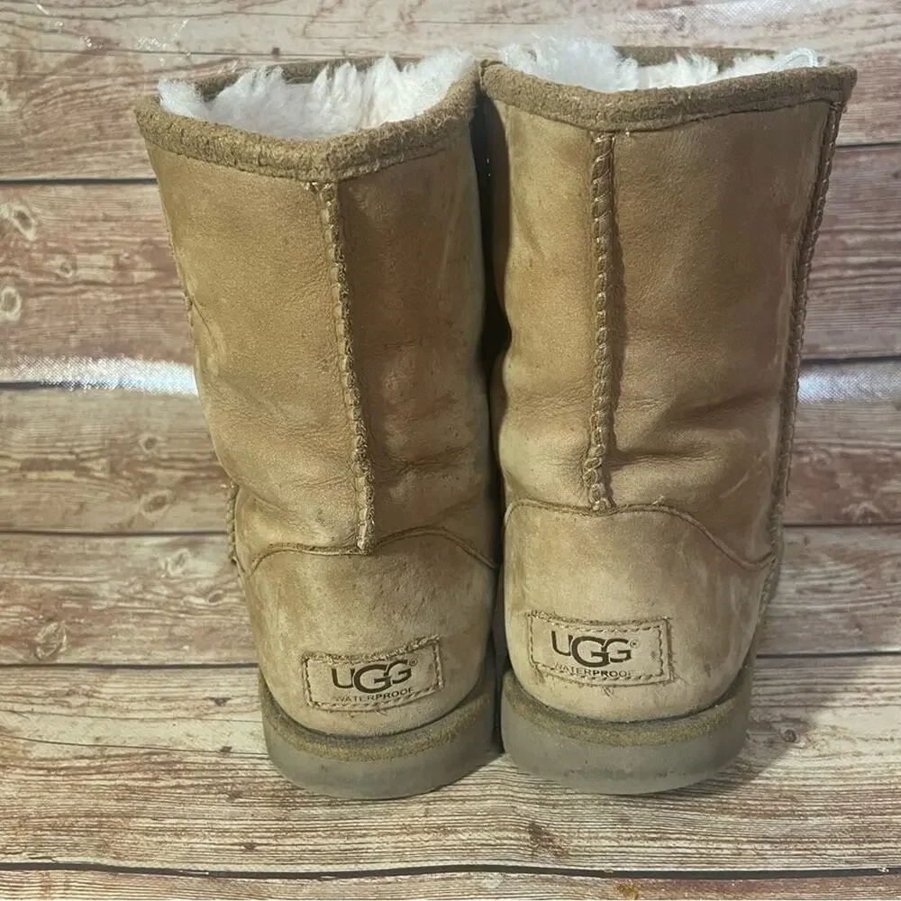 UGG Girls Classic Short II Pull On Winter Boots, Size 5 M Big Kid